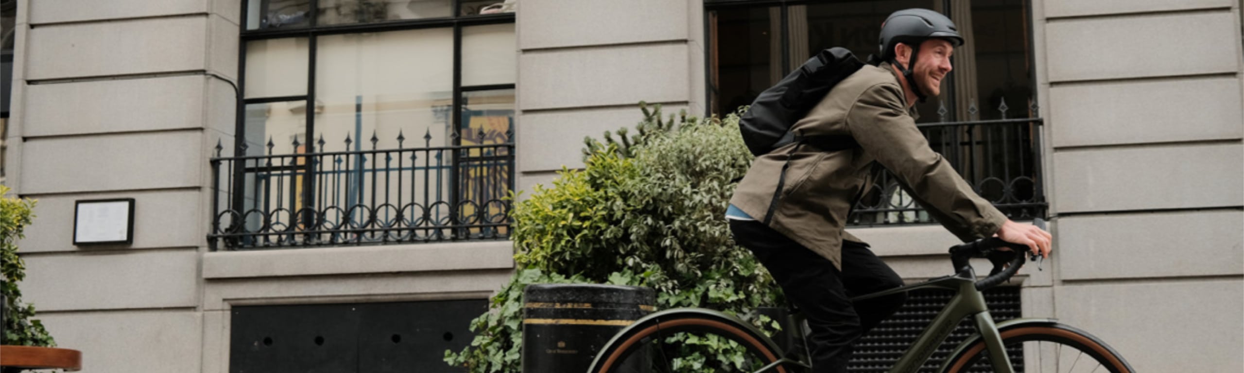 Homme en ville sur un vélo electrique