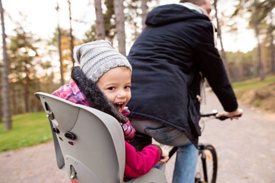 Siège vélo enfant : faut-il choisir un siège avant ou arrière ?