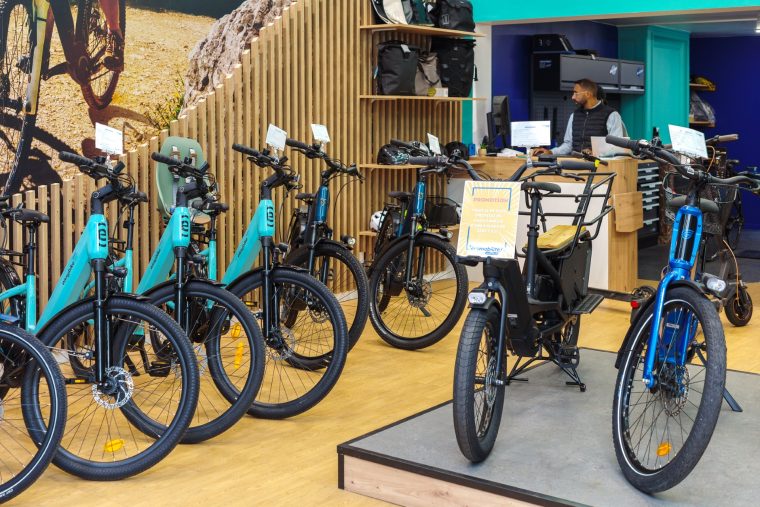 Intérieur du magasin Écomobilité Point S Villeurbanne