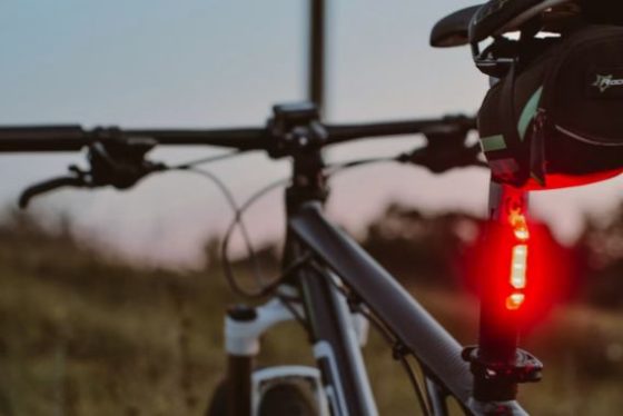 Voir et être vu à vélo : comment choisir ses feux et accessoires de visibilité ?